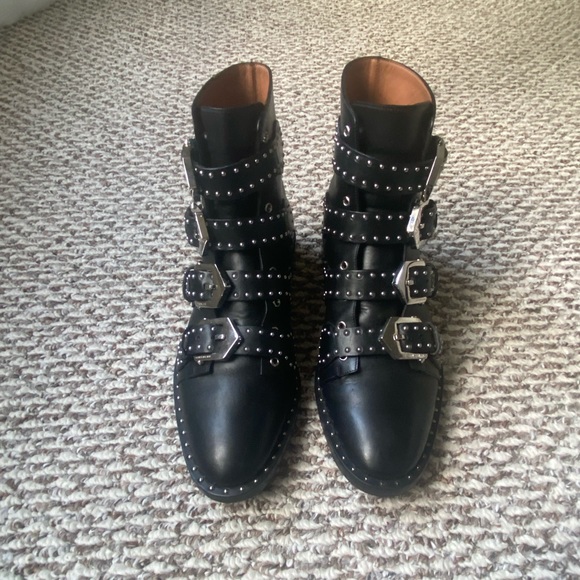 GIVENCHY Elegant studded leather ankle boots - Picture 2 of 9